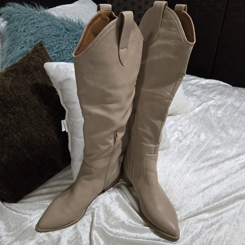Women's Tan Knee-High Boots By Oasis Society Size 8 EUC
